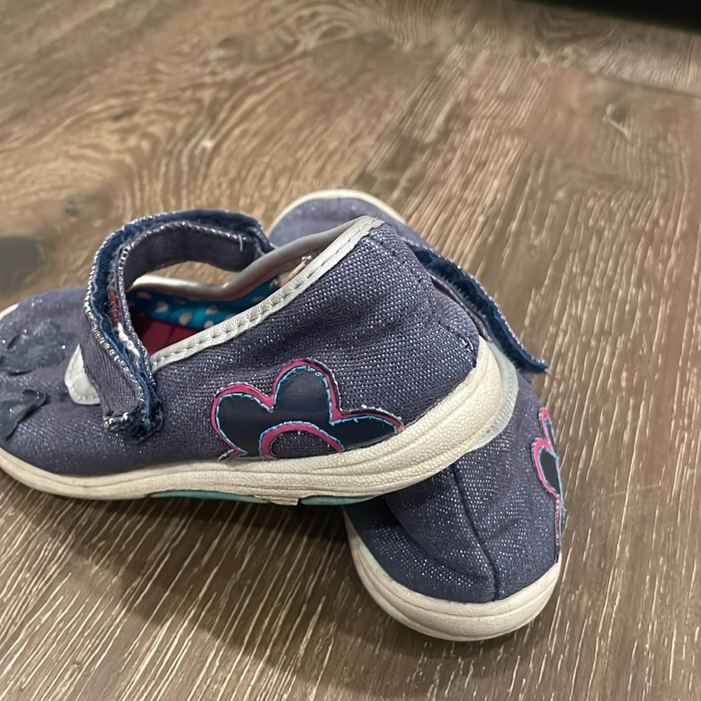 Little girls velcro flats. In used condition - Picture 3 of 6